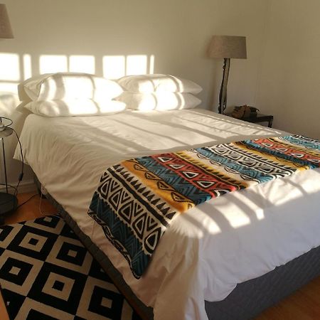 Almond Cottage Bed & Breakfast Somerset West Exterior foto